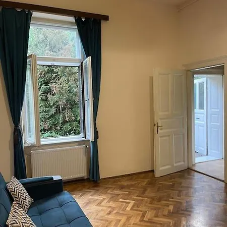 Lägenhet Casa Situata In Centru Cu Gradina *